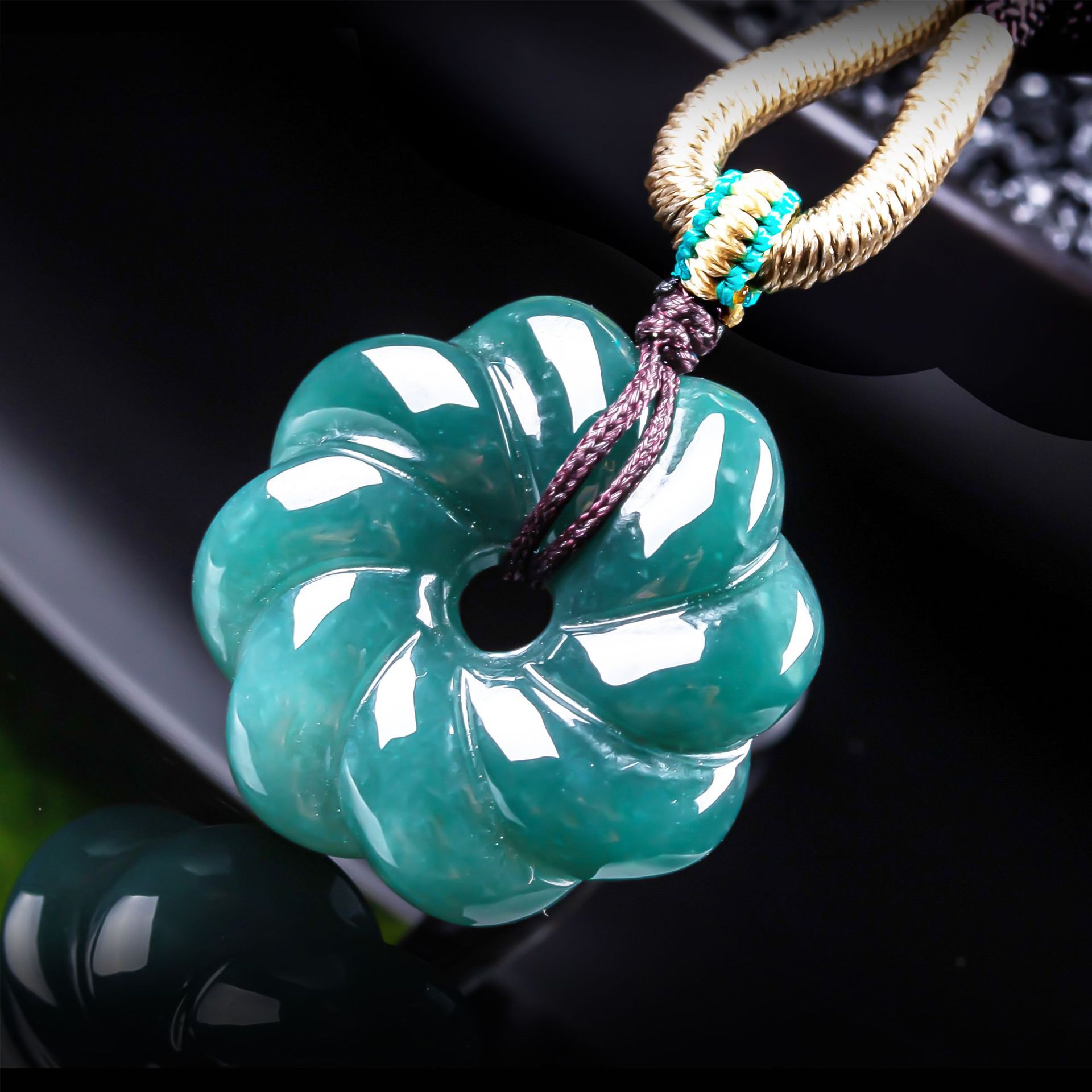 Jewelry & Watches Spółka Z Ograniczoną Odpowiedzialnością Sp Z Oo - قلادة زهرة من اليشم البورمي الطبيعي،